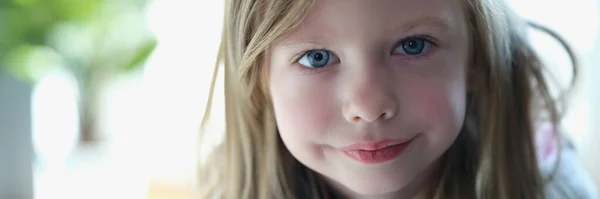 Gülümseyen Küçük Çocuğun Portresi Poz Veriyor Kameraya Mutlulukla Bakıyor Neşeli — Stok fotoğraf