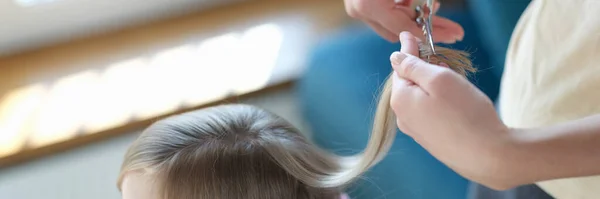 美发师给可爱的小女孩做时髦发型的头像 理发师把小孩的头发剪成各种样式 时尚概念 — 图库照片