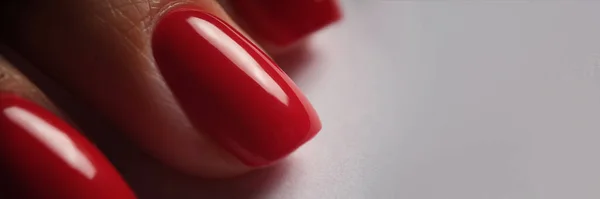 Manucure Rouge Vif Sur Les Mains Féminines Gros Plan Concept — Photo