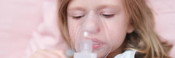 为缓解咳嗽而吸入的悲伤小女孩的画像 戴医用氧气面罩的孩子躺在床上 呼吸急促 缺氧或吸入概念 — 图库照片