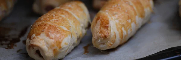 Close Homemade Sausages Dough Baking Sheet Freshly Baked Sausage Rolls — стоковое фото