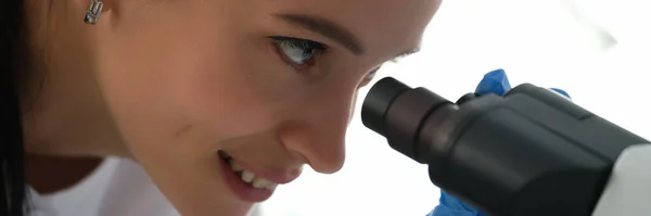 Retrato Del Científico Farmacia Que Trabaja Con Microscopio Profesional Laboratorio — Foto de Stock