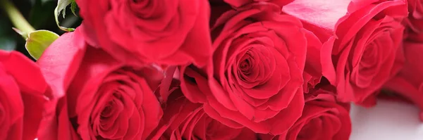 特写用红玫瑰做的豪华花束 情人节或母亲节庆祝活动 节日活动概念 — 图库照片