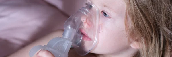 Retrato Criança Doente Máscara Médica Oxigênio Deitada Cama Respiração Trabalhada — Fotografia de Stock