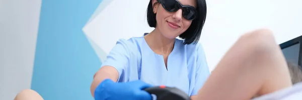 Kosmetyczka Okularach Ochronnych Robiąca Laserową Depilację Pachy Klientce Koncepcja Pielęgnacji — Zdjęcie stockowe