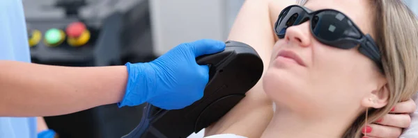 Woman Client Protective Glasses Having Laser Hair Removal Armpit Beauty — Stockfoto