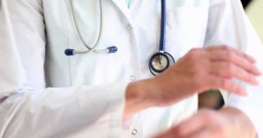 Kendine güvenen doktor kadın terapist kollarını göğsüne kavuşturup yakın çekimde duruyor. Tıbbi bakım ya da sigorta konsepti