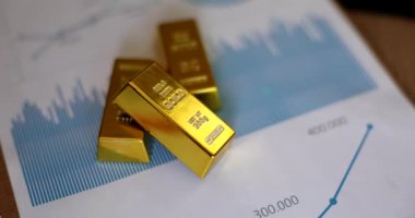 Analiz ve istatistiklerle altın külçeleri iş grafiği. Yatırım ve finans yatırımcıları göstergeli borsa ve para tablosu
