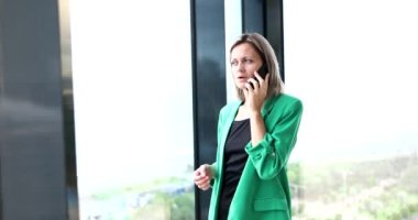 Güzel bir iş kadını ortak müşterisiyle telefonda iletişim kurar. Uzak iş görüşmeleri ve danışma