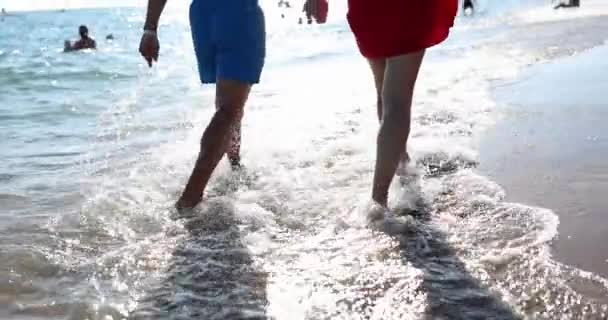 Para Zakochanych Trzyma Się Ręce Spaceruje Plaży Miesiąc Miodowy Szczęście — Wideo stockowe