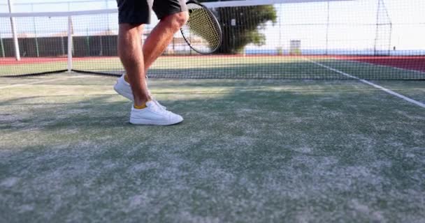 Idrottare Fot Tennisbana Bredvid Boll Och Tennisracket Tennisspel — Stockvideo