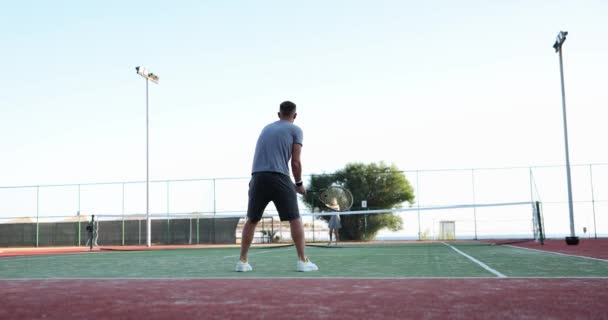 两名专业网球选手在室外大型网球场上 运动员在网球比赛中打得很卖力 专心于用球拍击球和接球 — 图库视频影像