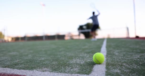 Jugador Profesional Tenis Joven Golpeando Cancha Hombre Ropa Deportiva Jugando — Vídeos de Stock