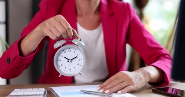 Mujer Negocios Señala Despertador Para Diez Reloj Lugar Trabajo Planificación — Vídeos de Stock