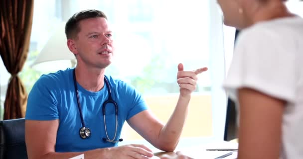 Man Läkare Kommunicerar Med Kvinnliga Patienten Kliniken Och Diskuterar Graviditetsplanering — Stockvideo
