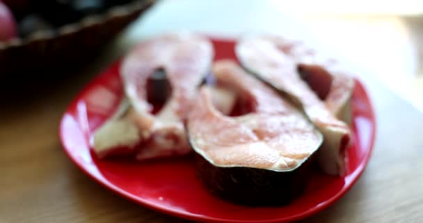 Świeży Surowy Stek Łososia Talerzu Właściwości Użytkowe Łososia Zawartość Kalorii — Wideo stockowe