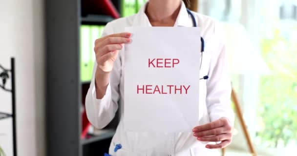 女医生的心脏病单 上面有题词 保持健康 医疗保险和体格检查 — 图库视频影像