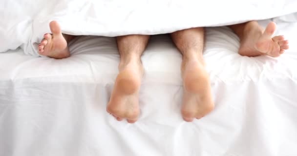 Getrouwd Stel Comfortabel Bed Vrijt Man Vrouw Benen Bed Bovenaanzicht — Stockvideo