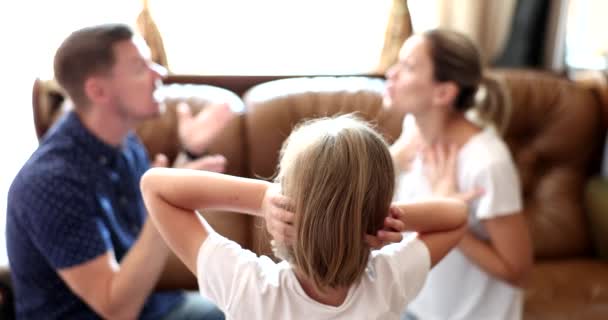 Missnöjda Unga Föräldrar Svär Att Barnet Sluter Öronen Konsekvenser Gräl — Stockvideo