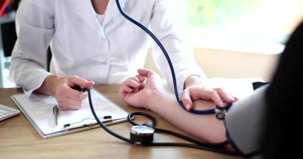 Der Kardiologe Misst Den Blutdruck Des Patienten Der Klinik Wesentliche — Stockvideo