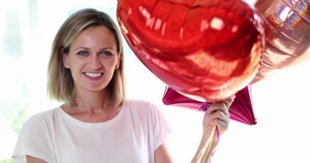 Mulher Sorridente Feliz Bonita Com Balões Coloridos Festa Aniversário Surpresa — Vídeo de Stock