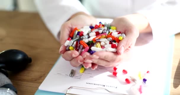 의사의 직장에서 의약품을 밀봉한다 — 비디오