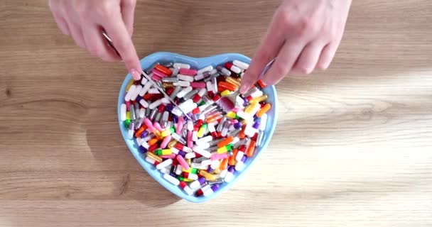 Mulher Segurando Garfo Faca Come Pílulas Drogas Conceito Alimentação Dieta — Vídeo de Stock