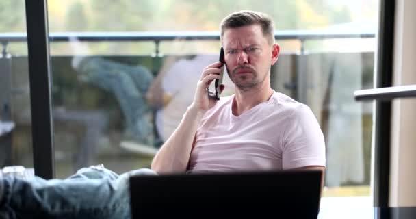 在一个心情不好的男人在工作场所打电话时感到沮丧 感到压力很大 坏消息 商业失误和智能手机通讯 — 图库视频影像