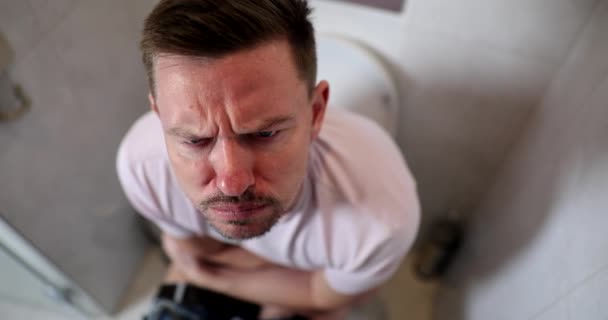 Trauriger Mann Sitzt Mit Darmproblemen Auf Toilette Und Lächelt Großaufnahme — Stockvideo