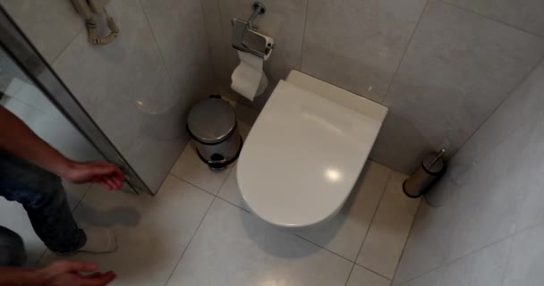 Unge Man Kräks Toalettmatförgiftning Kräkningar Orsakar Diagnos Och Behandling — Stockvideo