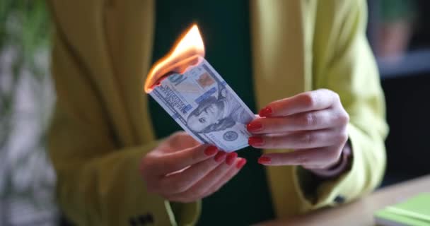 Деловая Женщина Сжигает 100 Долларов Наличными Офисе Экономическая Инфляция Валютный — стоковое видео