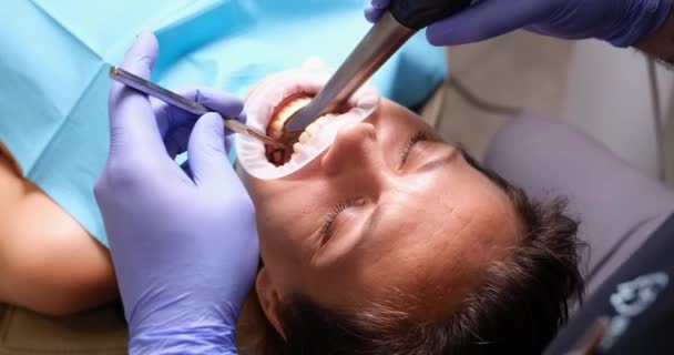 Dentista Close Trata Dentes Para Paciente Sexo Feminino Uma Clínica — Vídeo de Stock