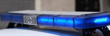 Kırmızı ve mavi uyarı ışıkları olan polis arabası. Çatıda ışık paneli ve siren, ambulans belediye polisi.