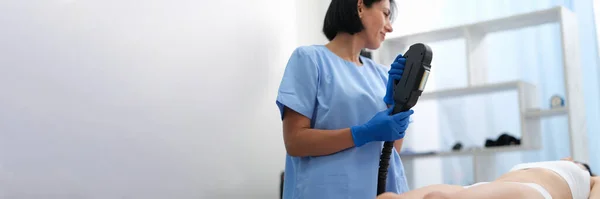 Kobieta Kosmetyczka Ustawia Depilację Laserową Pielęgnacja Ciała Laserowa Depilacja Koncepcji — Zdjęcie stockowe