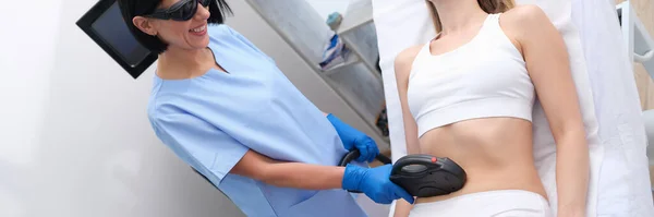 Женщина Проходит Лазерное Лечение Брюшной Полости Удаление Волос Растяжек Клинике — стоковое фото