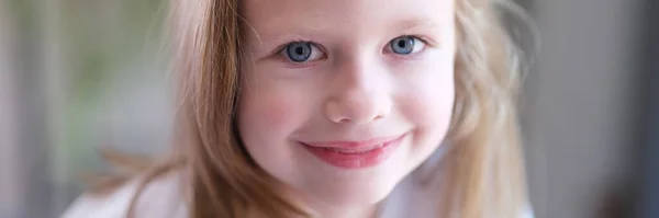 Retrato Menina Linda Criança Com Olhos Azuis Conceito Humor Infantil — Fotografia de Stock