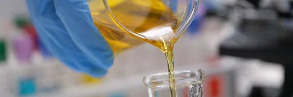 Verter Mezclar Productos Químicos Cerca Experimentos Laboratorio Científicos Formulación Petrolífera —  Fotos de Stock