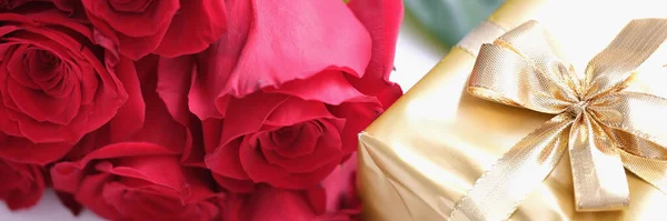 Pudełko Walentynki Związane Złotą Satynową Wstążką Pięknymi Różami Ładne Prezenty — Zdjęcie stockowe