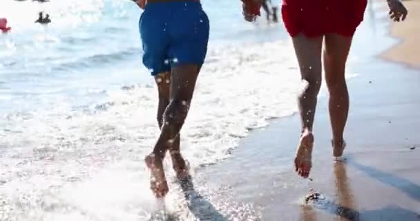 Щаслива Подружня Пара Тримається Руки Бігає Уздовж Моря Вздовж Пляжу — стокове відео