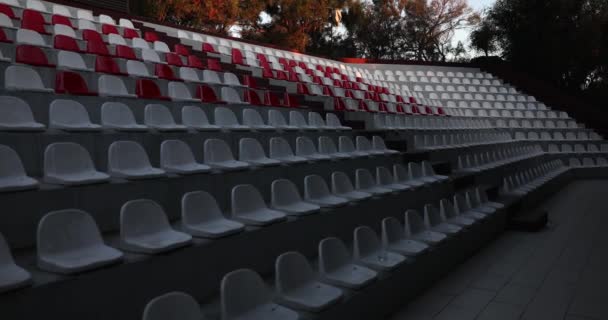 Порожні Місця Трибунах Арени Або Аудиторії Рядки Червоно Білих Сидінь — стокове відео