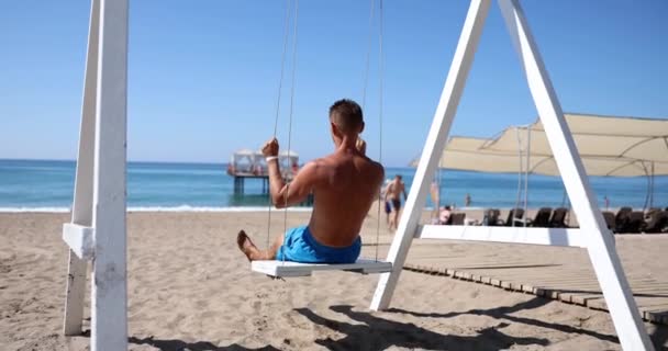 Macho Turista Viajante Blogueiro Freelancer Está Descansando Balanço Praia Areia — Vídeo de Stock