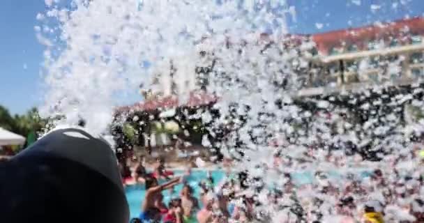 在度假旅馆的游泳池里参加泡沫派对的人 度假游客的娱乐活动 — 图库视频影像