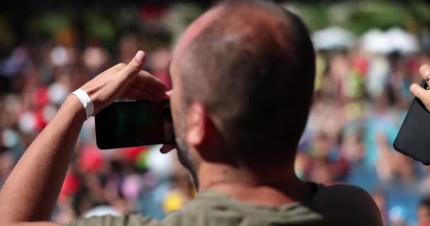 Мужчина Поднял Камеру Своего Мобильного Телефона Снять Толпу Людей Концерт — стоковое видео
