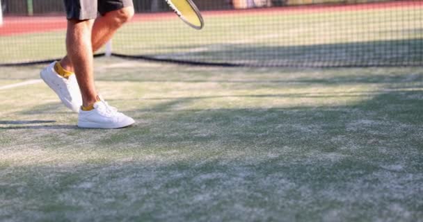 Αθλητής Πόδια Στο Γήπεδο Τένις Κατέχει Ρακέτα Και Χτυπά Μπάλα — Αρχείο Βίντεο