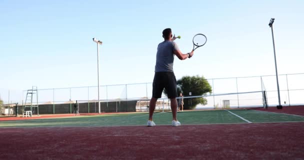 Sebevědomý Mladý Tenista Drží Raketu Míček Odpaluje Nadhoz Tenisový Zápas — Stock video