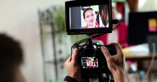 女商人为博客写教育视频 Vlogger影响者记录产品演示和评审的概念渠道 — 图库视频影像