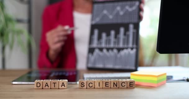 Business Woman Holding Tablet Met Financiële Analytics Indicatoren Data Science — Stockvideo