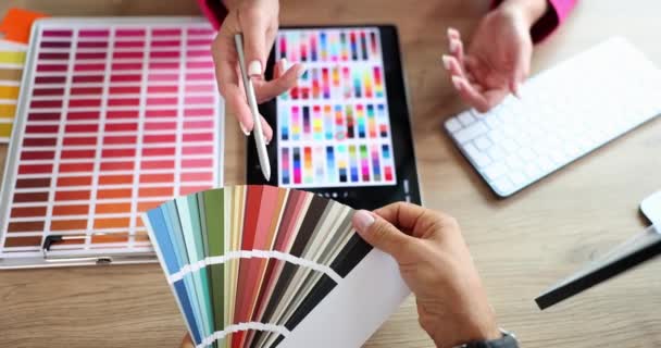 Σχεδιαστής Και Πελάτης Επιλέγει Χρώμα Swatch Στην Παλέτα Χρωμάτων Και — Αρχείο Βίντεο