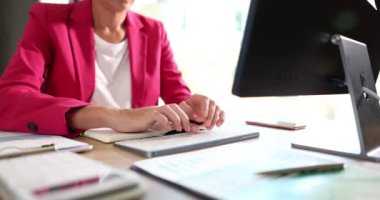 İş yerindeki klavyede daktilo kullanan kadınların yakın çekimi. Programlama eğitimi ve uzaktan çalışma