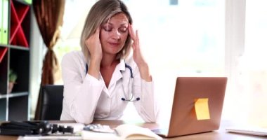 Depresyondan bitkin düşmüş kadın doktordan terapiste zihinsel yorgunluk hissediyor. Gergin doktor, tıbbi yetersizlik ve migren yüzünden üzgün.